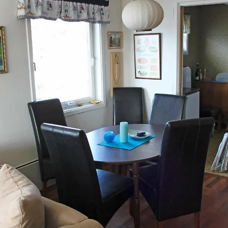 Three-bedroom Holiday In Fjell Algroy