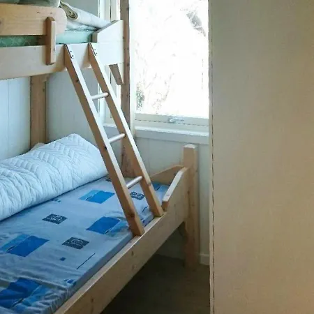 Three-bedroom Holiday In Fjell *