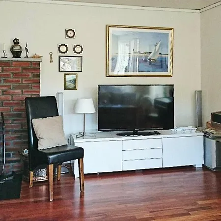 Three-bedroom Holiday In Fjell Holiday home *